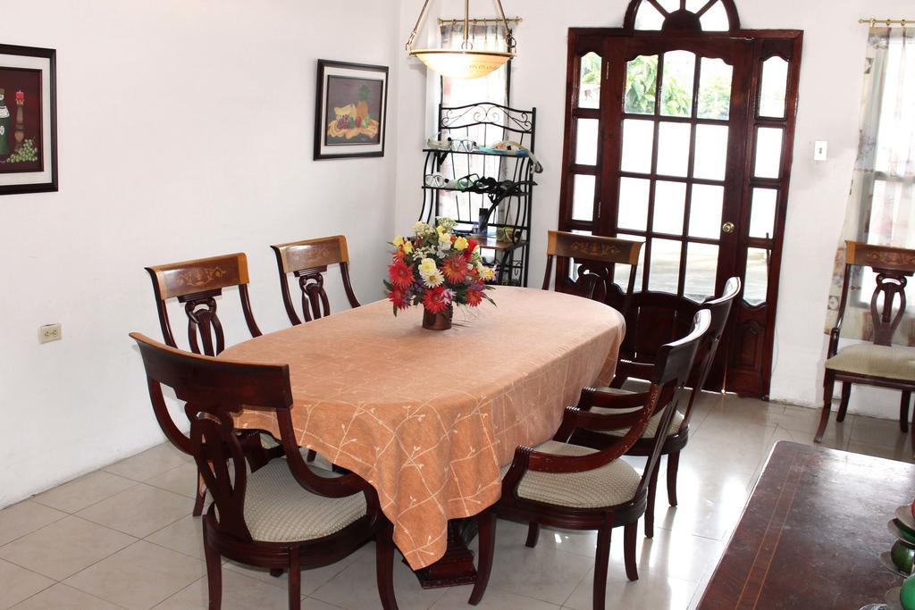 Planet House Hotel Puerto Ayora  Eksteriør billede