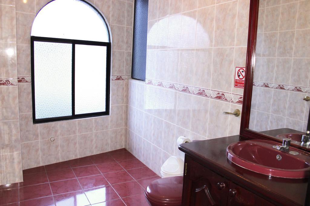 Planet House Hotel Puerto Ayora  Værelse billede
