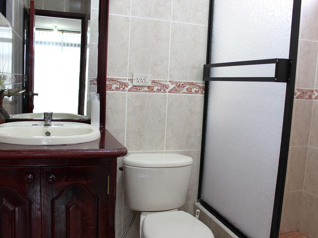Planet House Hotel Puerto Ayora  Værelse billede